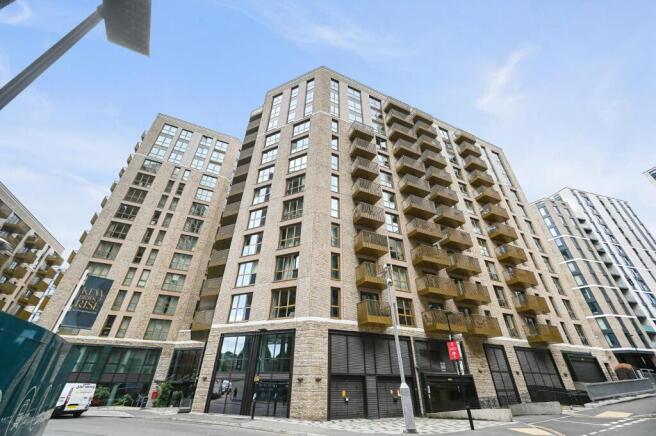 1 bed property, in Capital Interchange Way, £450,000