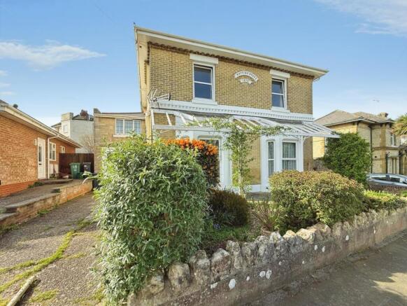 2 bed property, in Clarendon Road, £185,000