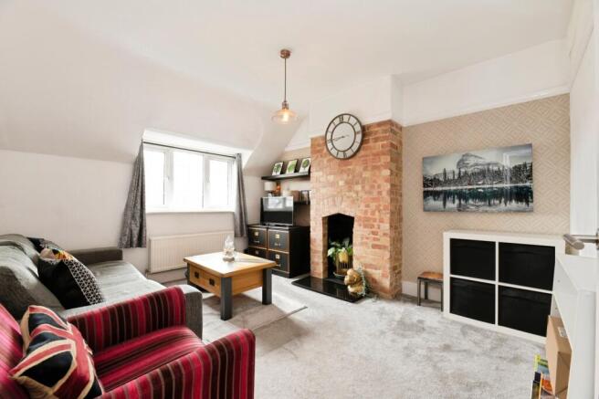 1 bed property, in Gilders Road, £200,000