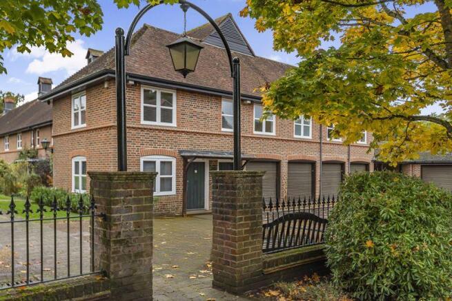 2 bed property, in Mytchett Heath, £280,000