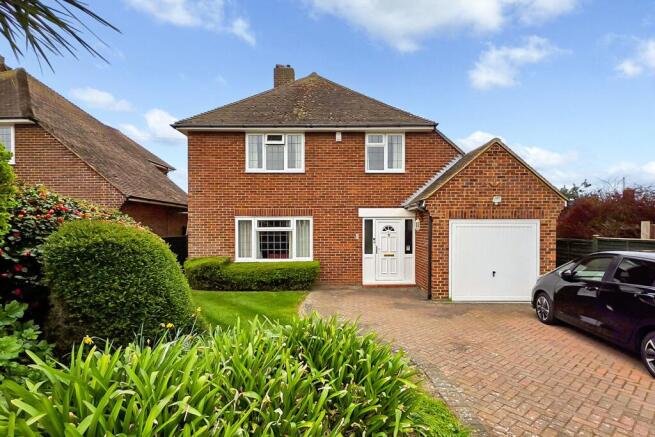 3 bed property, in Harsfold Road, £595,000