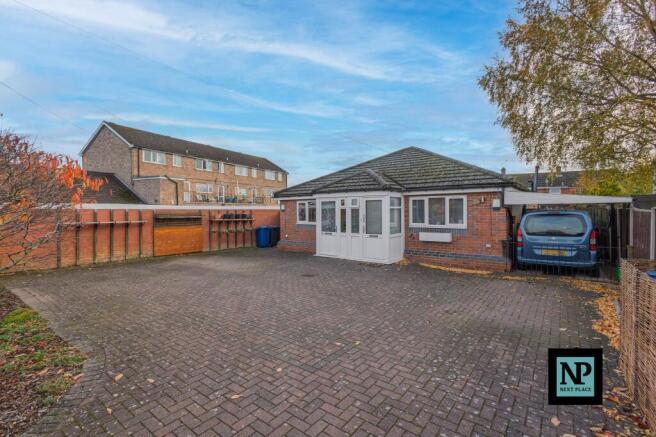 2 bed property, in Deer Park Road, £225,000