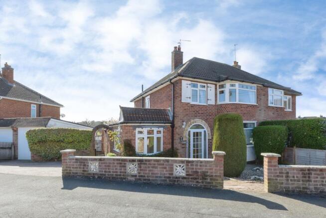 3 bed property, in Leybury Way, £325,000