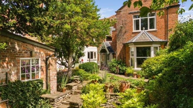 7 bed property, in High Street & 31a George Street, £535,000