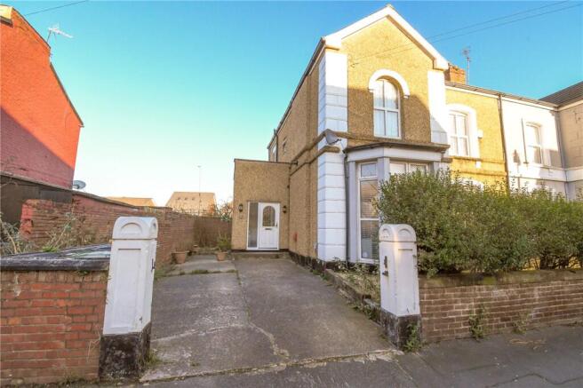4 bed property, in Victoria Road, £230,000