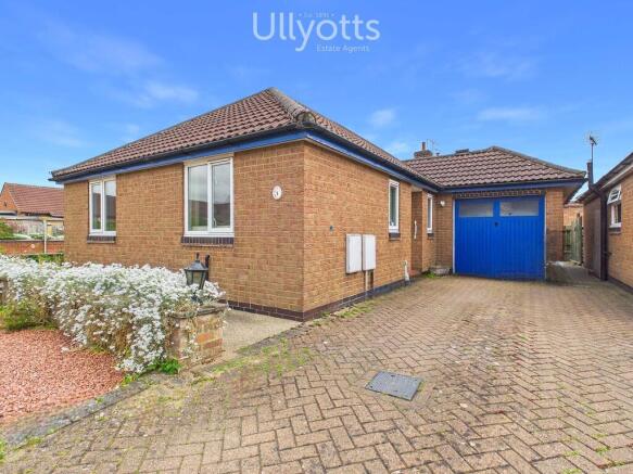 2 bed property, in Langley Garth, £185,000