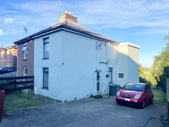 3 bed property, in Upton Road, £235,000