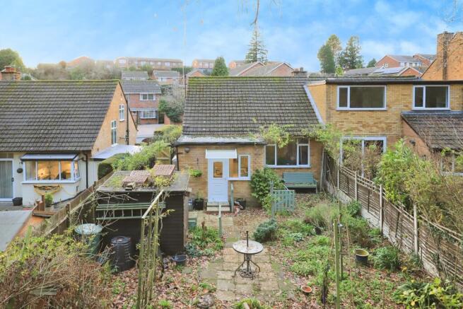 2 bed property, in Hoo Road, £215,000