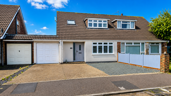 3 bed property, in Branksome Close, £425,000