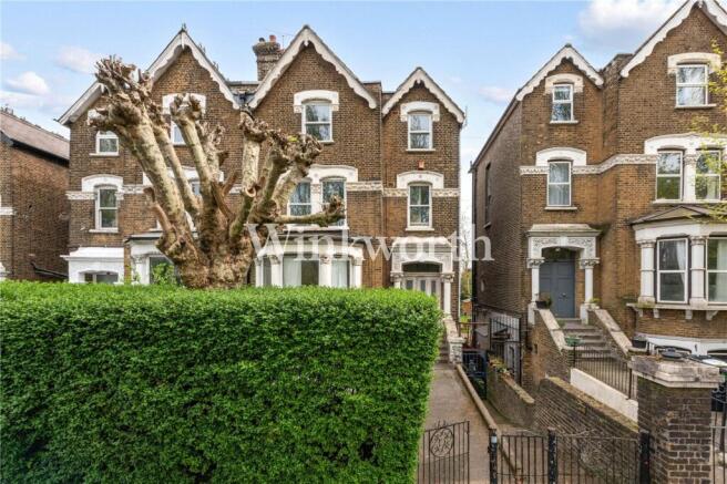 1 bed property, in Green Lanes, £400,000