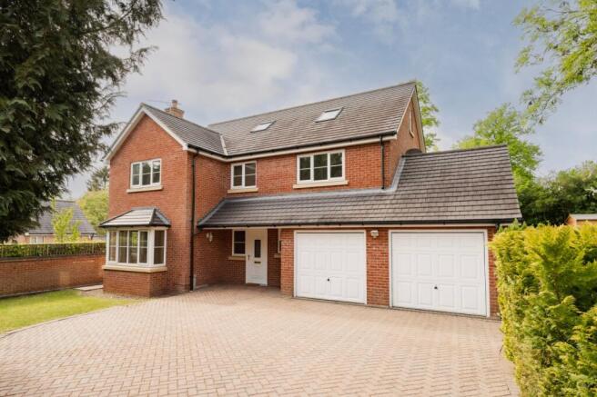 6 bed property, in Low Road, £750,000