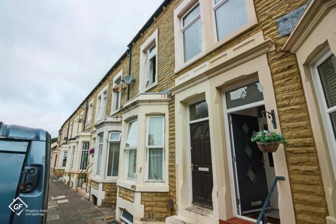 2 bed property, in Rosebery Avenue, £130,000