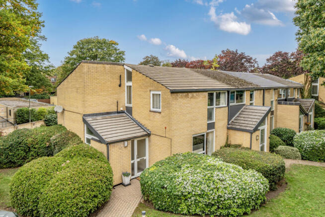 4 bed property, in Holme Chase, £725,000