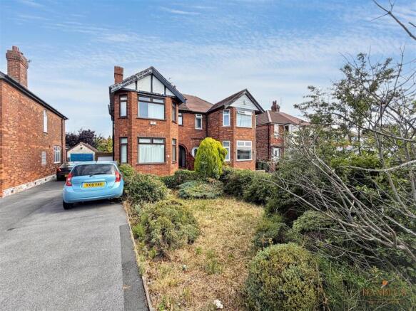 3 bed property, in Hull Road, £230,000