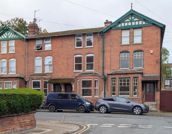 4 bed property, in St. Michaels Square, £270,000