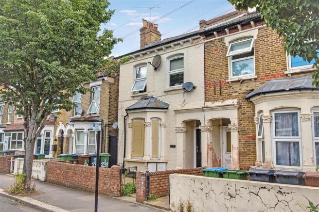 1 bed property, in Ramsay Road, £219,000