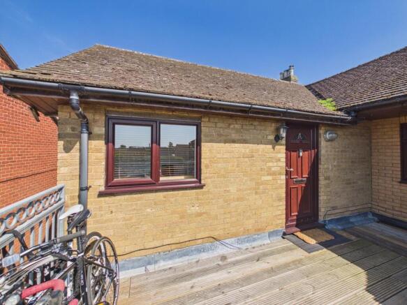 2 bed property, in Mill Street, £180,000
