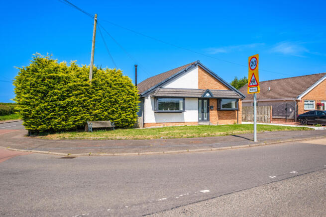 3 bed property, in Overton Road, £260,000