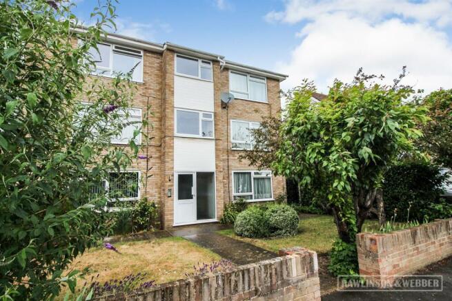 1 bed property, in Molesey Avenue, £159,950