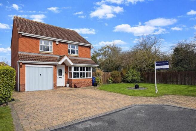 3 bed property, in Pendeen Close, £270,000