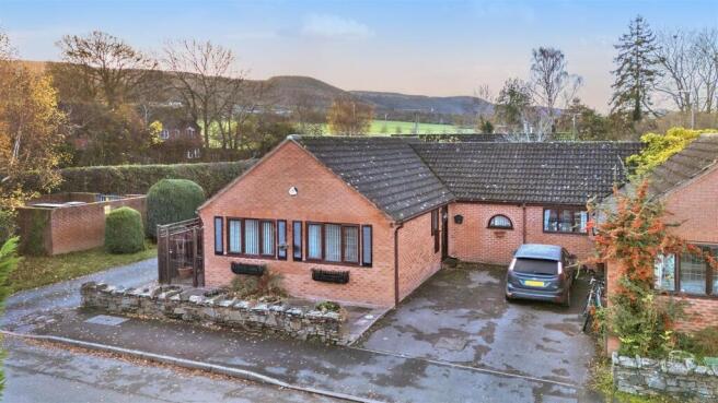 2 bed property, in 7 Willow Park, £245,000