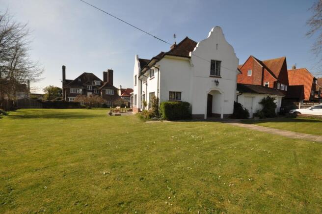 4 bed property, in Third Avenue, £835,000