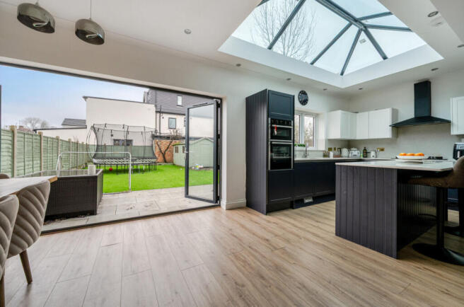 3 bed property, in Cedar Lawn Avenue, £800,000