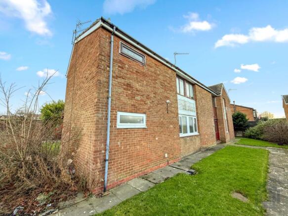 2 bed property, in 40 Conifer Close, £30,000