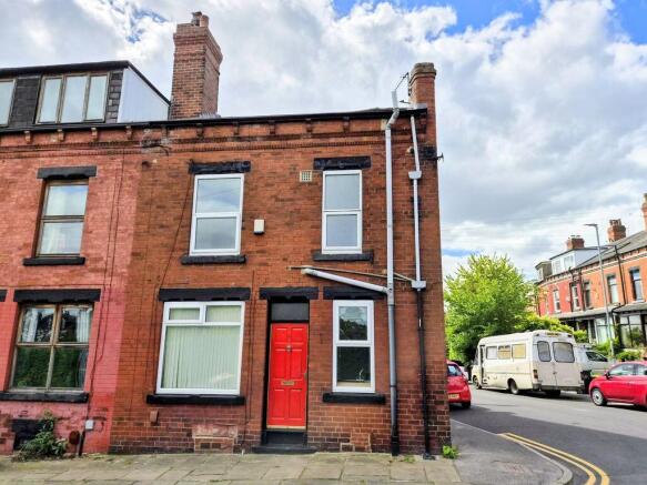 2 bed property, in Stanmore Hill, £169,950