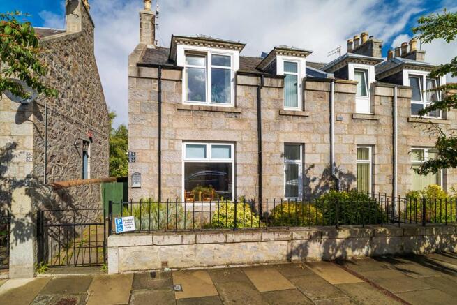 2 bed property, in Church Street, £80,000
