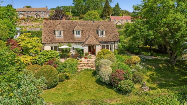 4 bed property, in Far Westrip, £925,000