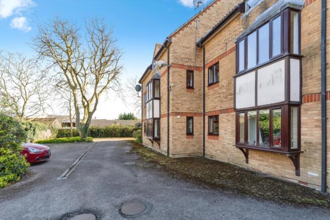 1 bed property, in Chestnut Drive, £100,000