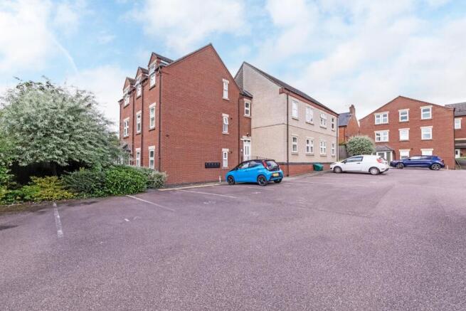 2 bed property, in Linkfield Road, £130,000