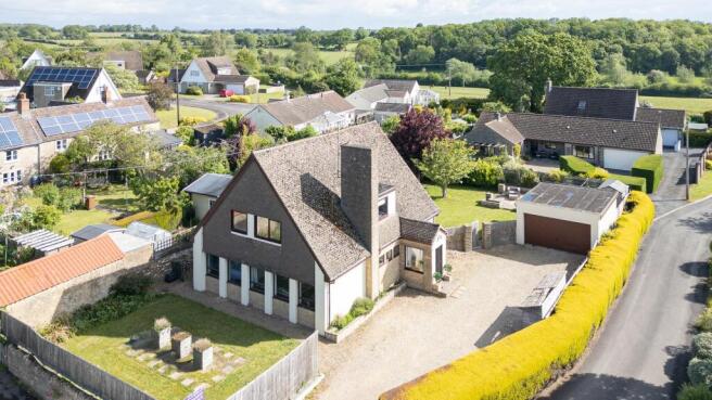 4 bed property, in Kington St. Michael, £695,000