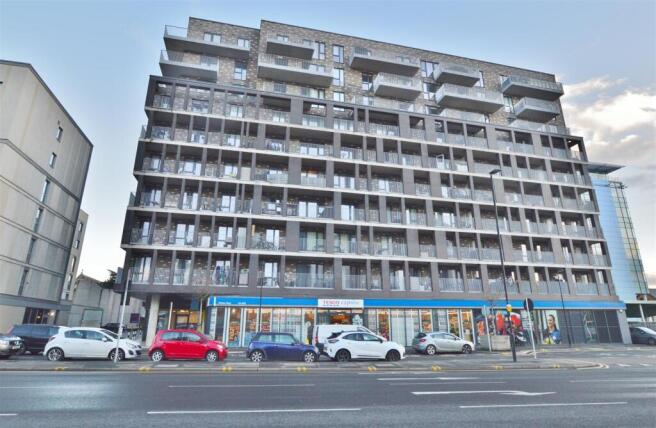 2 bed property, in Windsor Road, £240,000