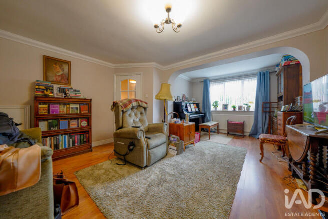 3 bed property, in Tulbrook Stones OX17, £365,000