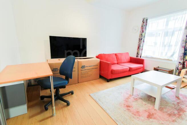 1 bed property, in Brighton Road, £170,000
