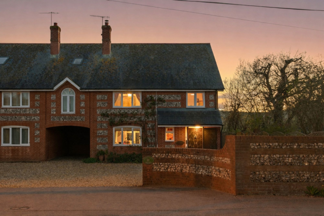 4 bed property, in Warminster Road, £540,000