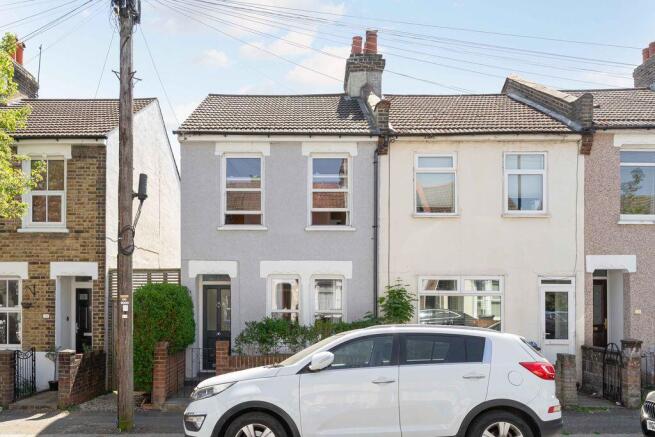 2 bed property, in Laurier Road, £425,000