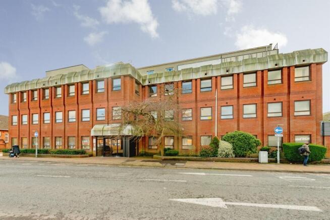 1 bed property, in White Lion Close, £150,000