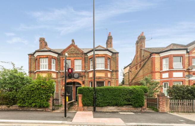 3 bed property, in Stondon Park, £400,000