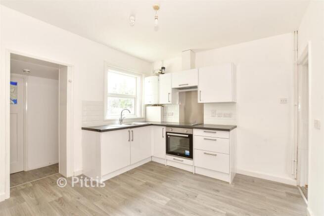 3 bed property, in Fairlee Road, £200,000
