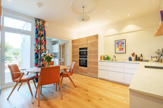 3 bed property, in Hunter House Road, £450,000