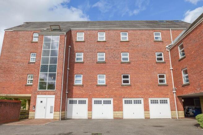 2 bed property, in Weavers Court, £85,000