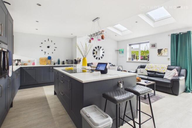 3 bed property, in Roman Way, £375,000