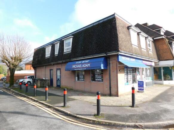 2 bed property, in Fairmile Road, £160,000