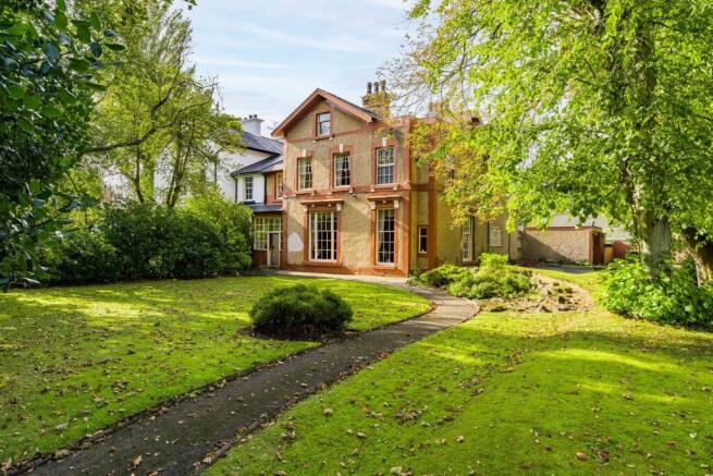6 bed property, in College Avenue, £525,000