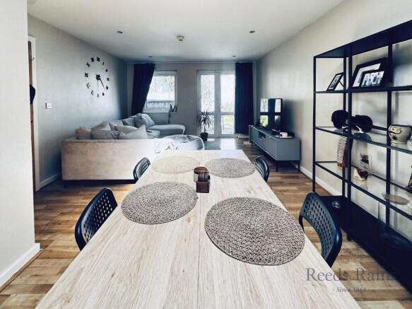 1 bed property, in Rushey Green, £180,000