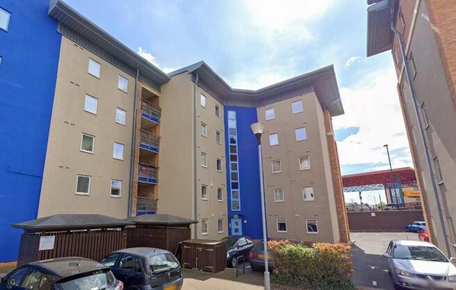 2 bed property, in Knightsbridge Court, £145,000