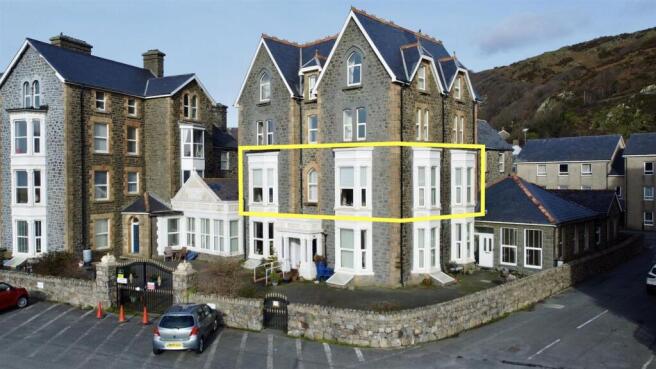 2 bed property, in Marine Parade, £225,000
